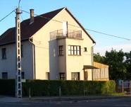 Irányár: 32 M Ft - XVI. kerület Árpádföld 4 szobás iker családi ház fél eladó.